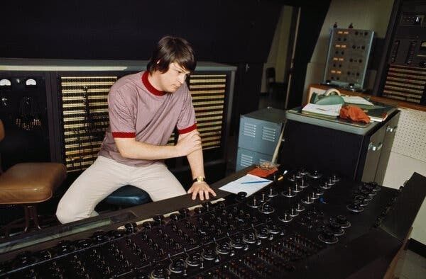 Musikproduzent an einem großen analogen Mischpult im Tonstudio